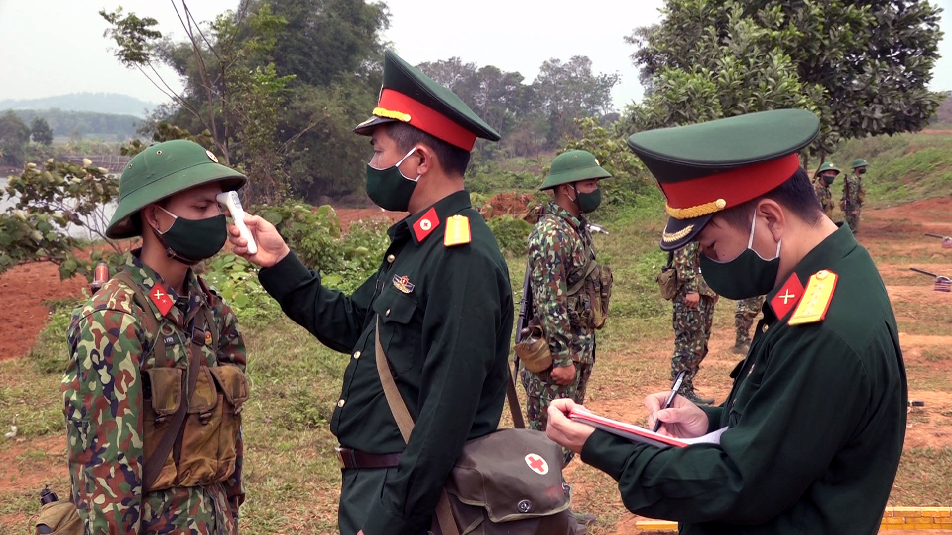 Bộ đội ở đâu, quân y ở đó, liên tục kiểm tra y tế, theo dõi thân nhiệt từng người.